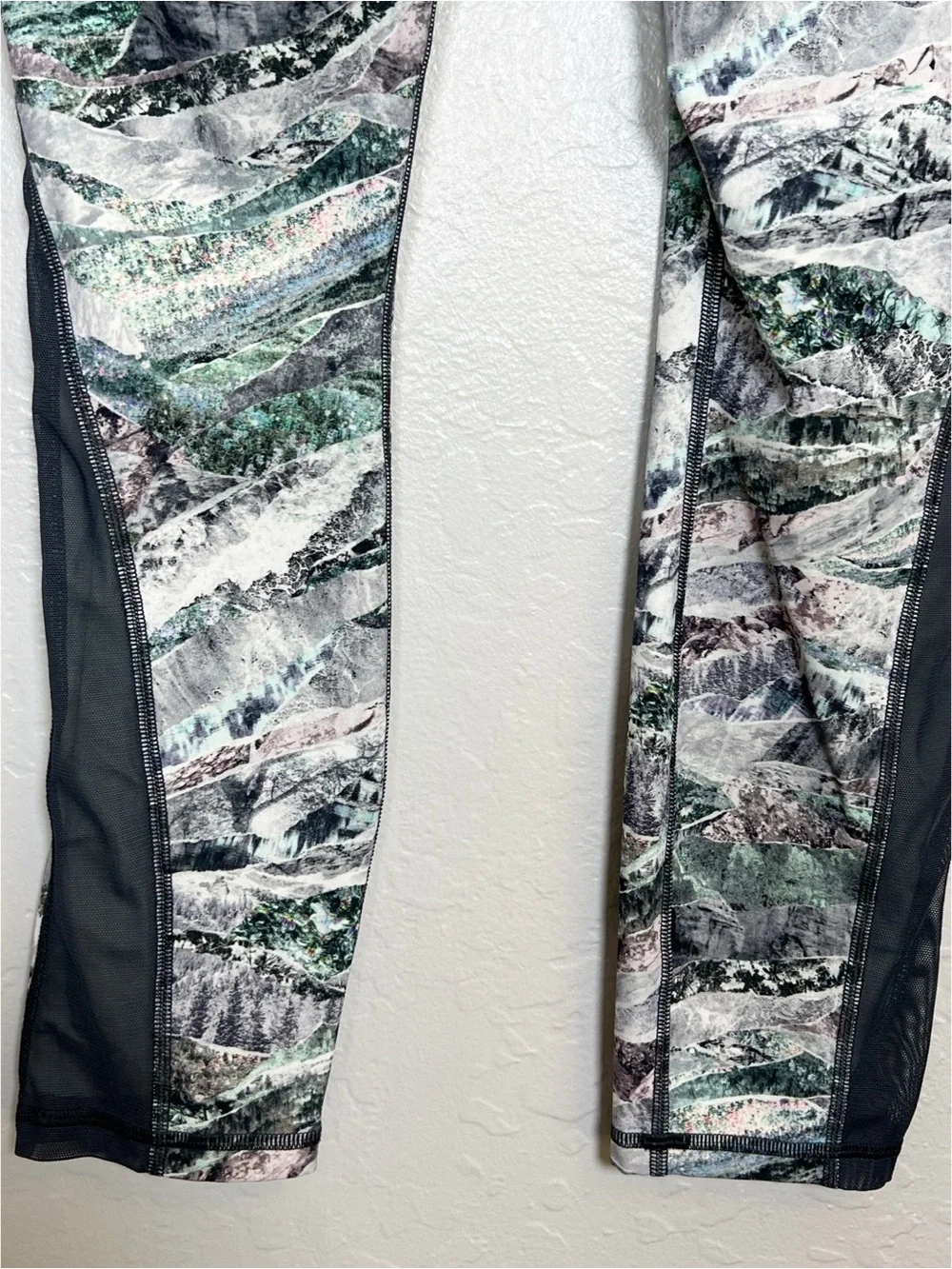 LULULEMON Women’s Size 8 Springscape Multi/Obsidian Train Times Pant 25